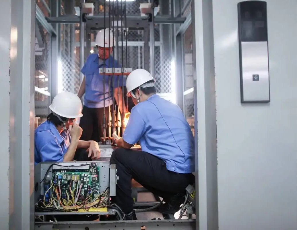 گیر کردن درب آسانسور