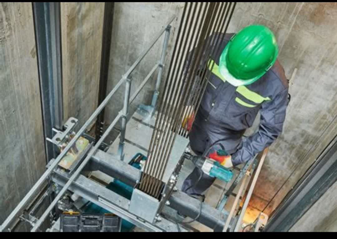 چرا آسانسور خراب میشود؟ رایج ترین دلایل ،عیب یابی و راه حل خرابی آسانسور
